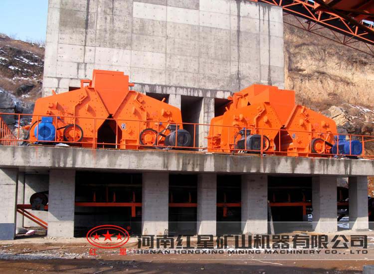 4臺配合使用的反擊式破碎機(jī)