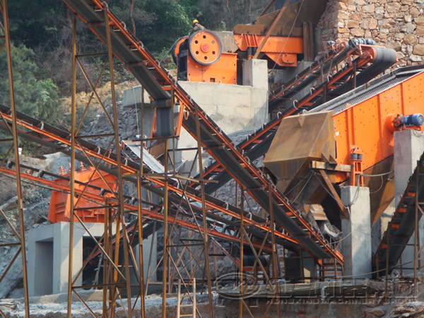 破碎生產(chǎn)現(xiàn)場(chǎng)