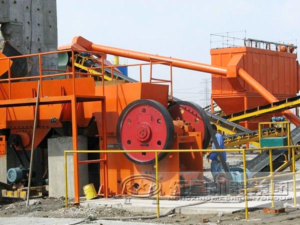 巖石顎式粉碎機施工現(xiàn)場