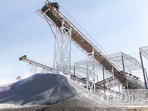 小型石子生產(chǎn)線(xiàn)生產(chǎn)現(xiàn)場(chǎng)