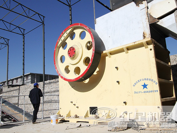礦用鄂式破碎機加工現(xiàn)場