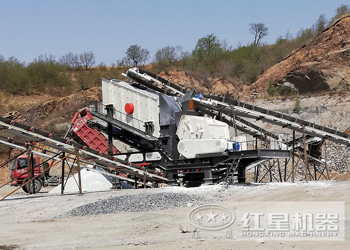 環(huán)保的移動(dòng)錘式破碎站加工現(xiàn)場