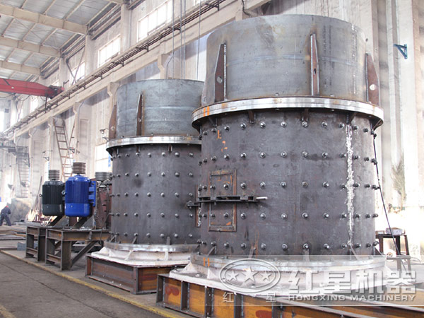  復(fù)合式破碎機(jī)廠家生產(chǎn)車間