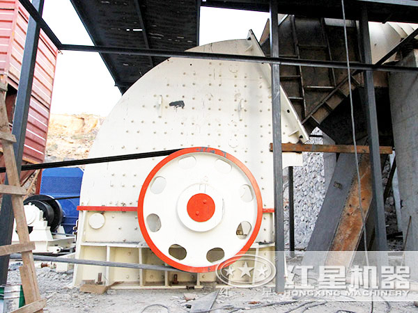 時(shí)產(chǎn)500-800噸煤炭錘式粉碎機(jī)安裝現(xiàn)場(chǎng)