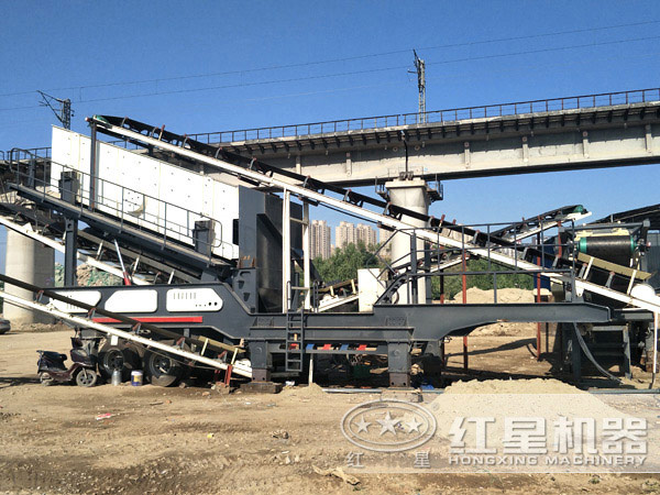 環(huán)保移動(dòng)石子粉碎機(jī)加工現(xiàn)場(chǎng)