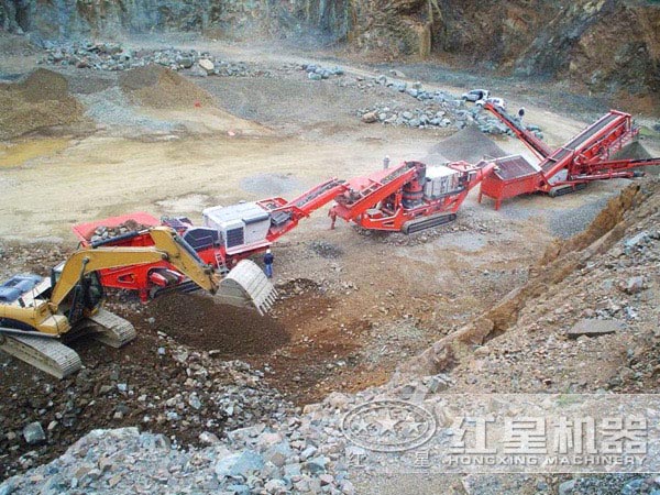 時產(chǎn)150-250噸流動青石碎石機實現(xiàn)多機組合作業(yè)