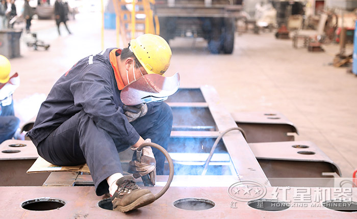 一體式移動(dòng)砂石粉碎機(jī)制造車間