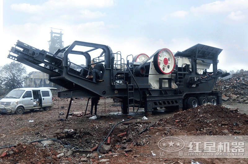 移動(dòng)式建筑垃圾破碎機(jī)安裝、調(diào)試中