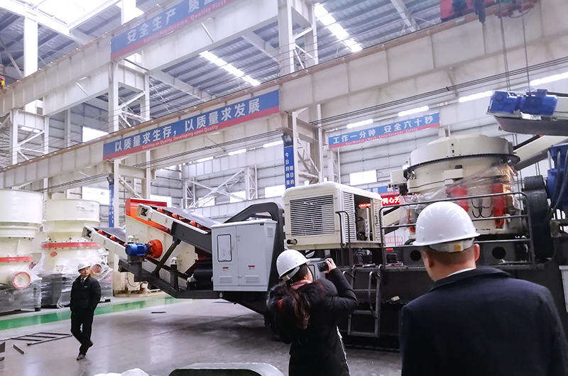 河南紅星履帶式鵝卵石破碎機(jī)生產(chǎn)車間