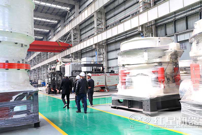 山西用戶來(lái)河南紅星廠區(qū)參觀圓錐式破碎機(jī)