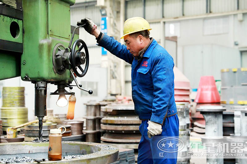 紅星廠(chǎng)家生產(chǎn)車(chē)間 紅星技術(shù)人員正在專(zhuān)心工作