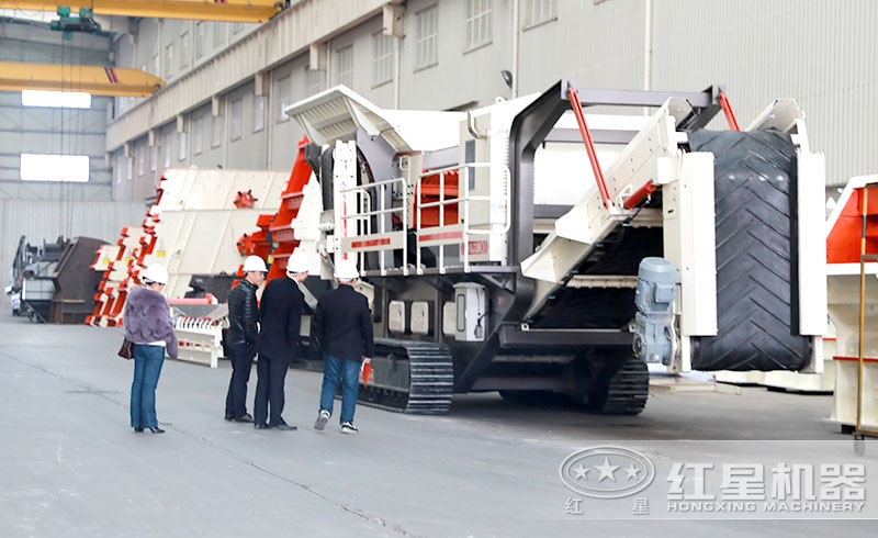 紅星工作人員正耐心為用戶朋友介紹可移動式顎破機