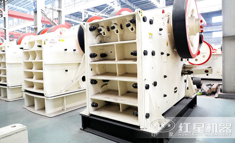紅星顎式破碎機生產(chǎn)車間一角，細(xì)看顎式破碎機風(fēng)采