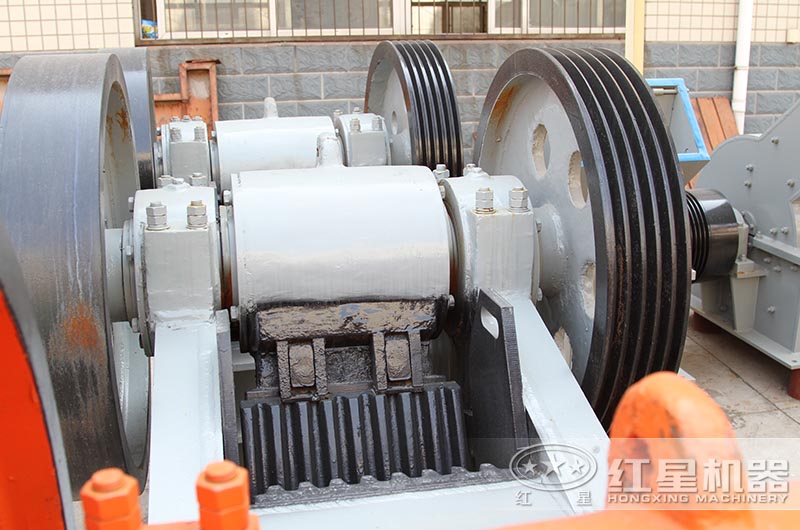 歐版顎式破碎機(jī)細(xì)觀(guān)圖