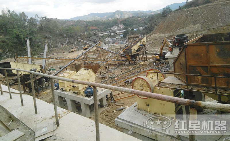 紅星花崗巖顎式破碎機(jī)生產(chǎn)線現(xiàn)場(chǎng)配置合理，滿足用戶各種需求