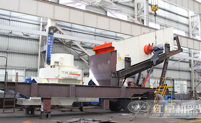 紅星全自動(dòng)磨砂機(jī)生產(chǎn)車間，工作人員正用心制造高質(zhì)量設(shè)備