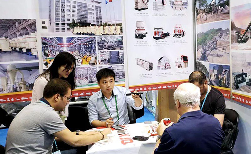 紅星展會現(xiàn)場——紅星工作人員正為用戶講解破碎設備