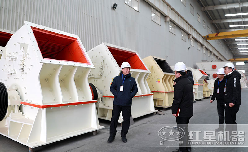 用戶前來紅星廠區(qū)參觀錘式破碎機(jī)