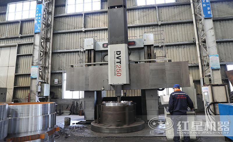 紅星現(xiàn)代化生產(chǎn)車間一角，工作人員正用心工作