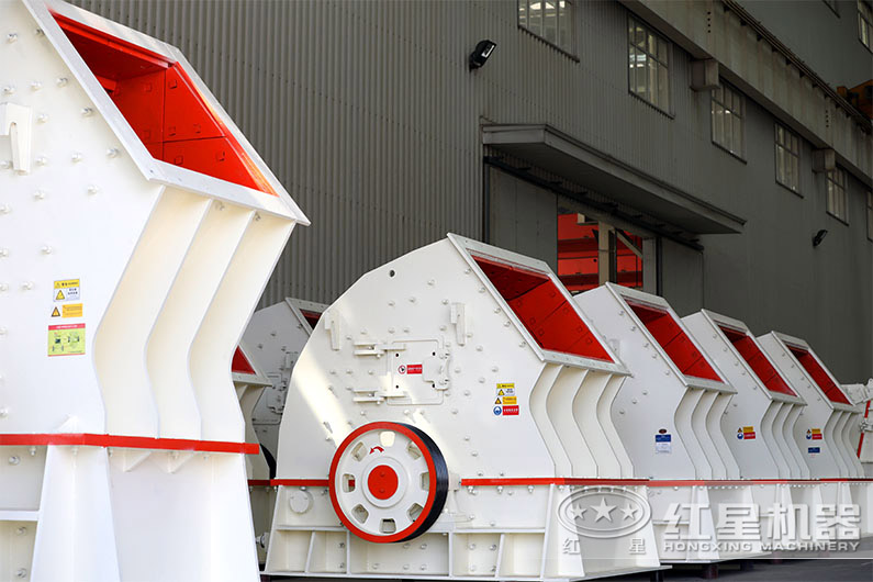 紅星錘式破碎機(jī)生產(chǎn)車(chē)間，品種多樣，型號(hào)眾多