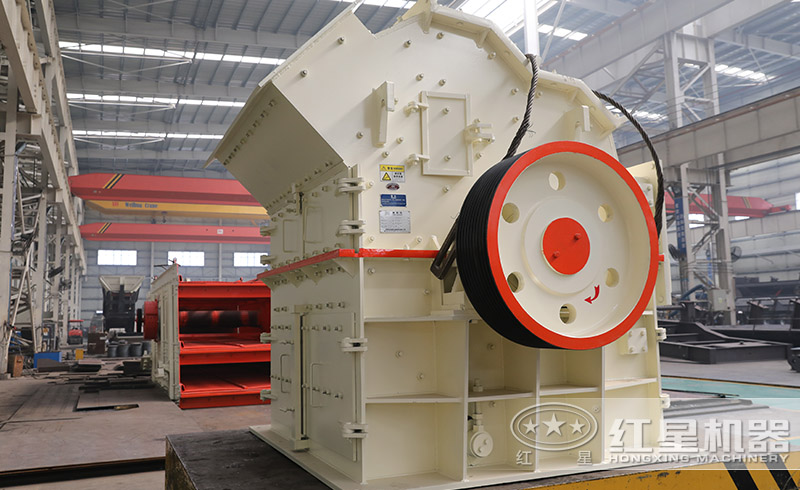 紅星細(xì)碎機(jī)生產(chǎn)車間，用心打造高品質(zhì)設(shè)備