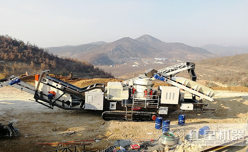 河南鄭州履帶式移動(dòng)硬石破碎生產(chǎn)線現(xiàn)場(chǎng)