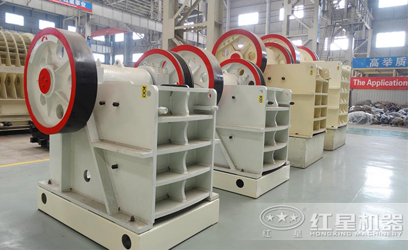 紅星顎式破碎機大進料口徑，投入大塊河卵石，產(chǎn)出均勻小石子