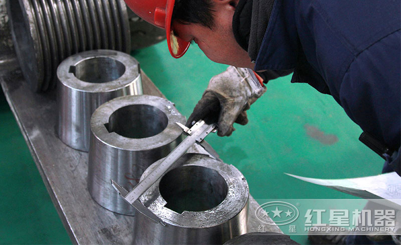 紅星機器生產(chǎn)車間——技術(shù)人員正專注生產(chǎn)