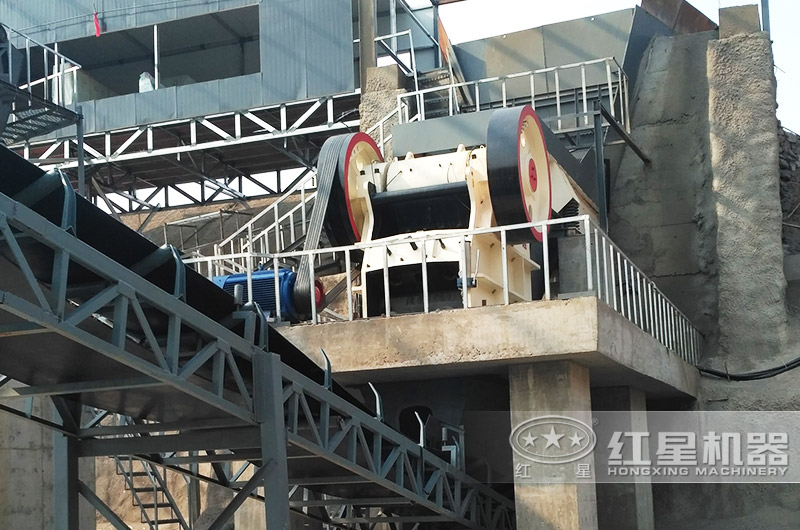 環(huán)保型破碎篩分石子生產(chǎn)線粗破設(shè)備——顎破機