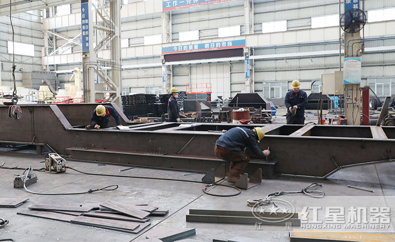 河南紅星履帶式移動69鄂破機生產(chǎn)車間，匠心打造高品質(zhì)設(shè)備