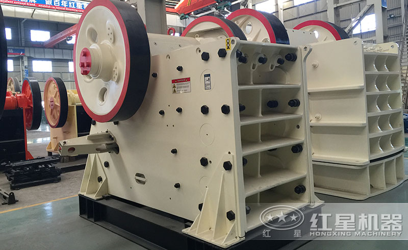 鋁礦石常用破碎設備——CJ歐版顎式破碎機近觀圖