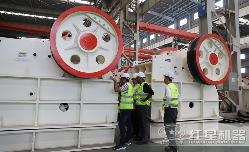 用戶來紅星廠區(qū)實地參觀鋁礦石鄂破機