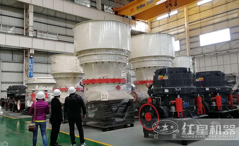 用戶來廠參觀黃鐵礦破碎機