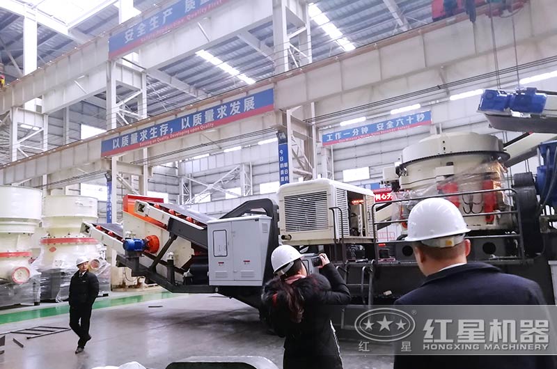 紅星移鵝卵石移動圓錐破碎機更加機動靈活、節(jié)能環(huán)保