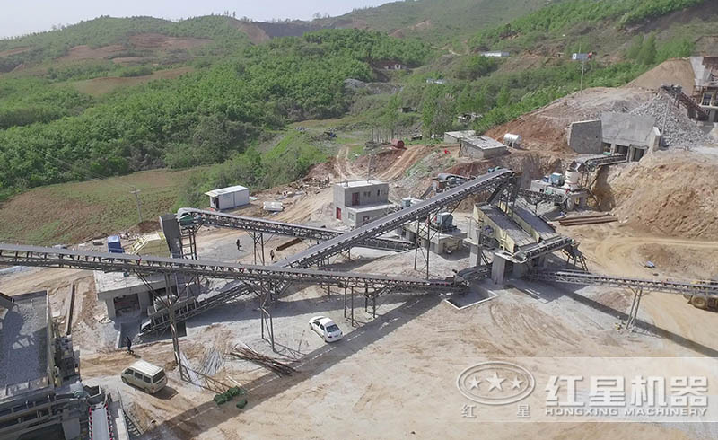 石子破碎生產(chǎn)線現(xiàn)場(chǎng)
