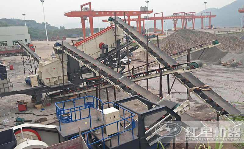 移動(dòng)式打石機(jī)生產(chǎn)線現(xiàn)場(chǎng)