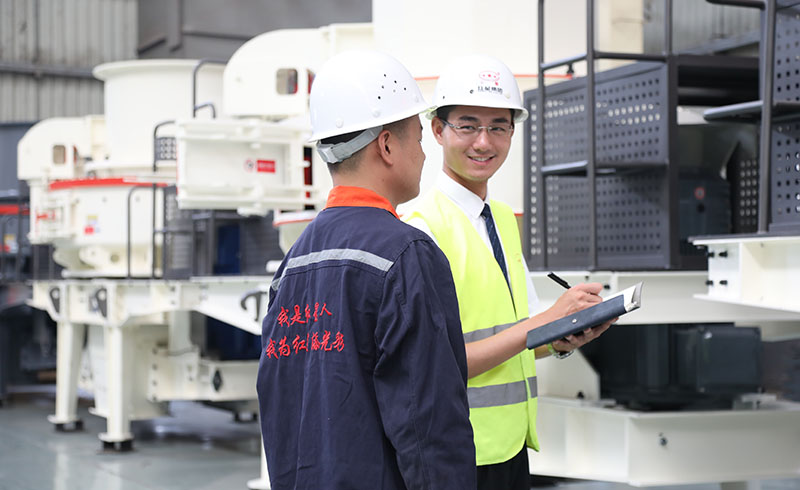 紅星車(chē)間一角——工作人員正用心檢查設(shè)備