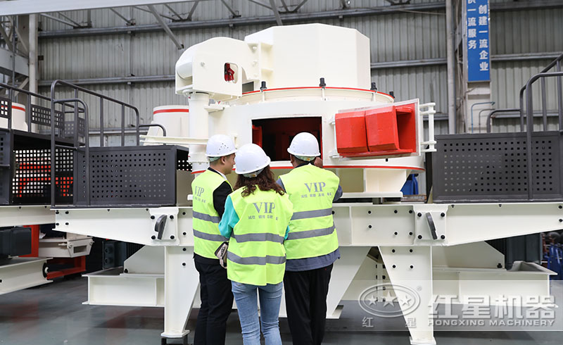 用戶來紅星廠區(qū)參觀購置砂巖制砂機