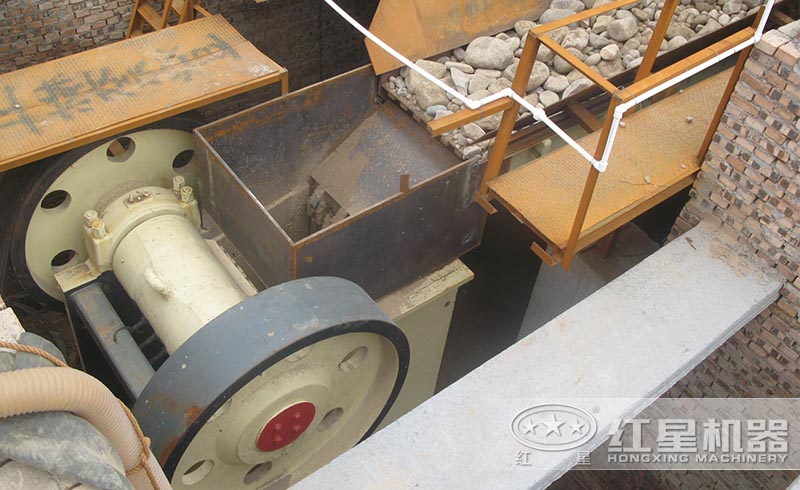 紅星顎式破碎機(jī)碎石現(xiàn)場