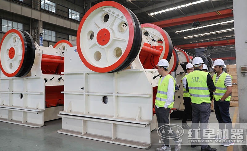 印尼用戶不遠(yuǎn)萬里來紅星廠區(qū)參觀購置顎式破碎機(jī)