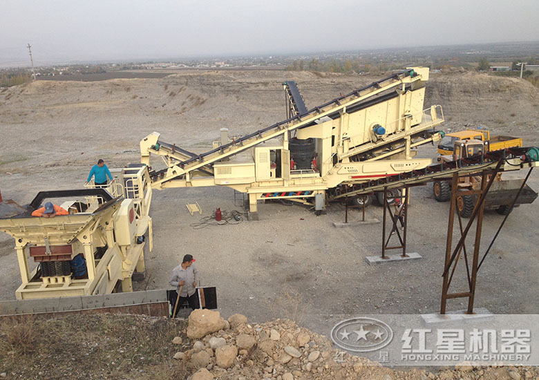 紅星移動(dòng)式破碎生產(chǎn)線現(xiàn)場(chǎng)——機(jī)動(dòng)靈活、高產(chǎn)運(yùn)行