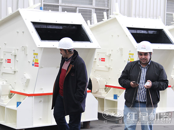 外國友人不遠萬里前來紅星廠區(qū)參觀反擊式破碎機 外國友人不遠萬里前來紅星廠區(qū)參觀反擊式破碎機