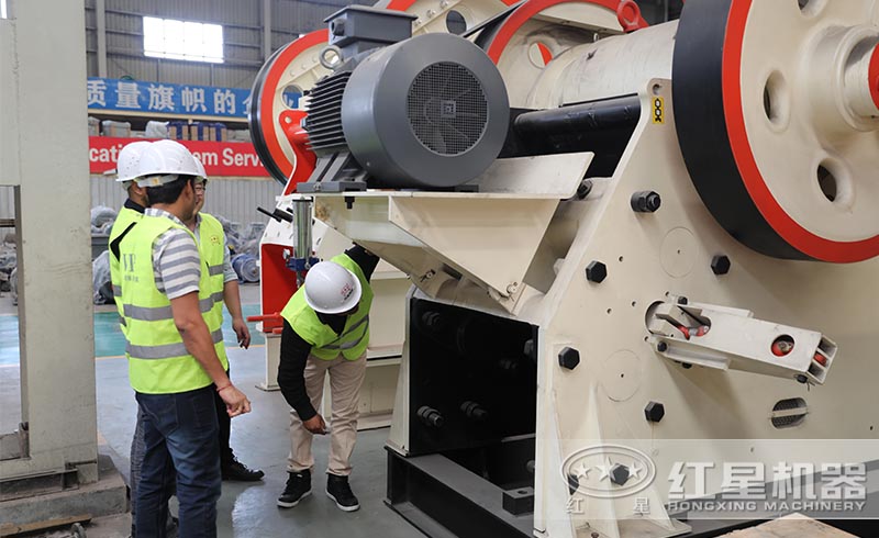 用戶(hù)來(lái)紅星廠區(qū)參觀購(gòu)置碎石設(shè)備