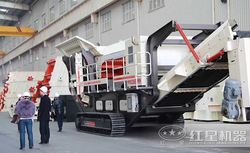 用戶來(lái)紅星廠區(qū)參觀購(gòu)置移動(dòng)碎石機(jī)