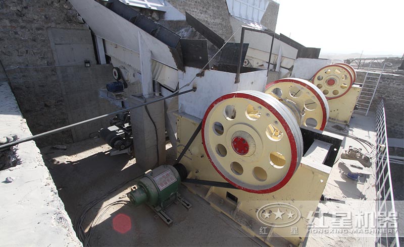 紅星顎式破碎機(jī)生產(chǎn)線(xiàn)現(xiàn)場(chǎng)