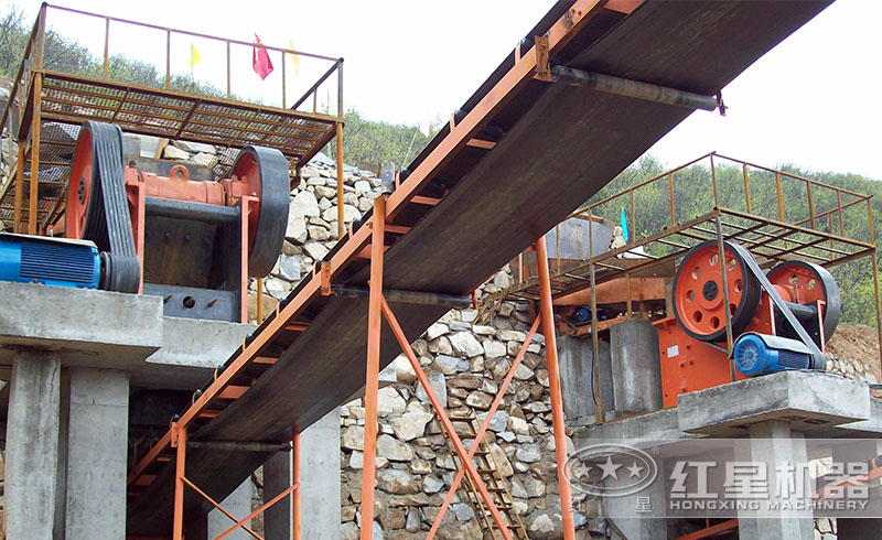 紅星顎式破碎機(jī)生產(chǎn)線(xiàn)現(xiàn)場(chǎng)