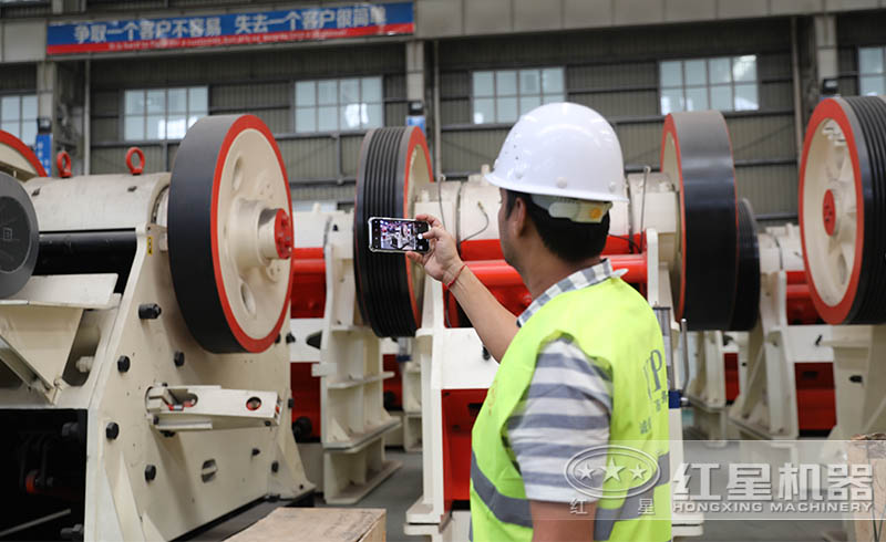 紅星顎式破碎機(jī)種類(lèi)多樣、型號(hào)齊全，廠(chǎng)家直銷(xiāo)、價(jià)格實(shí)惠