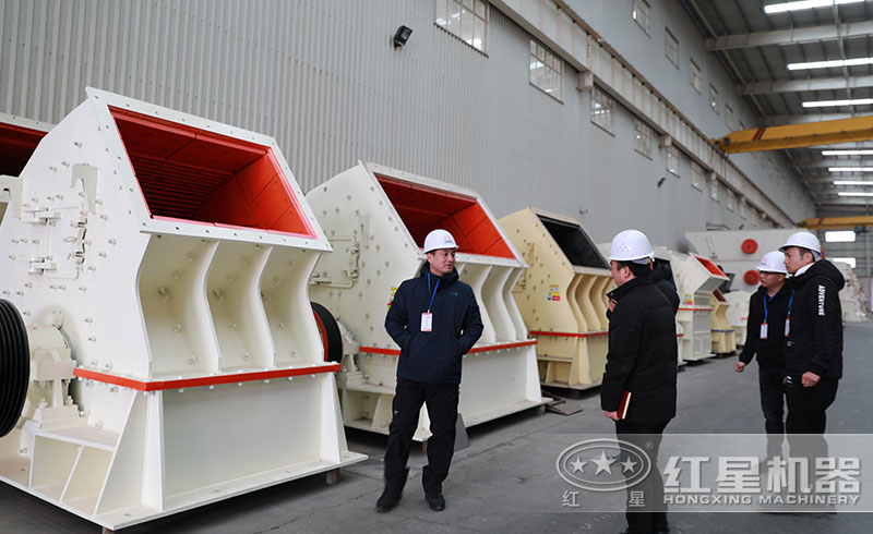 用戶來紅星廠區(qū)參觀購置錘式破碎機