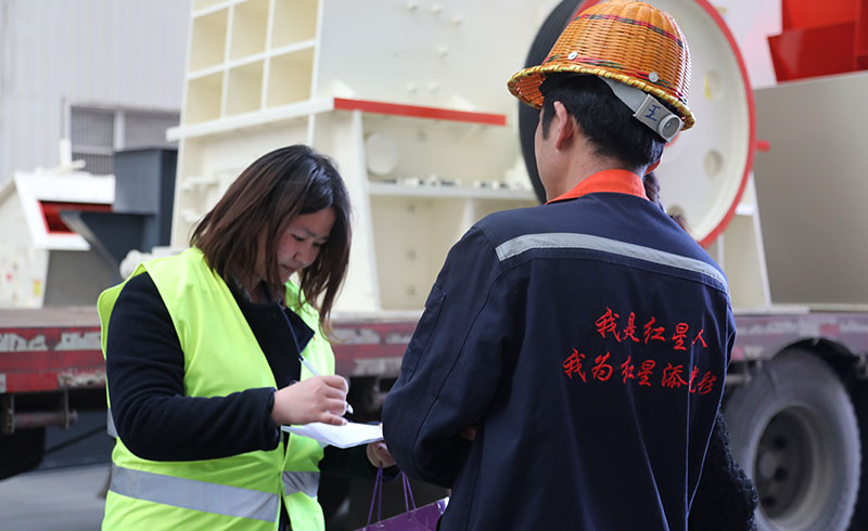 紅星錘式破碎機發(fā)貨中