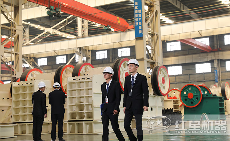 紅星顎式細碎機生產(chǎn)車間，現(xiàn)貨供應(yīng)，價格實惠